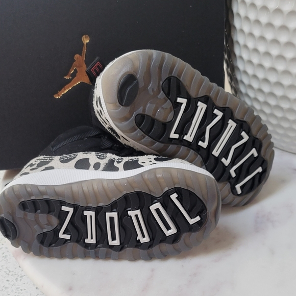 Baby Boy Jordans 11 Retro Size 6 - Picture 8 of 10